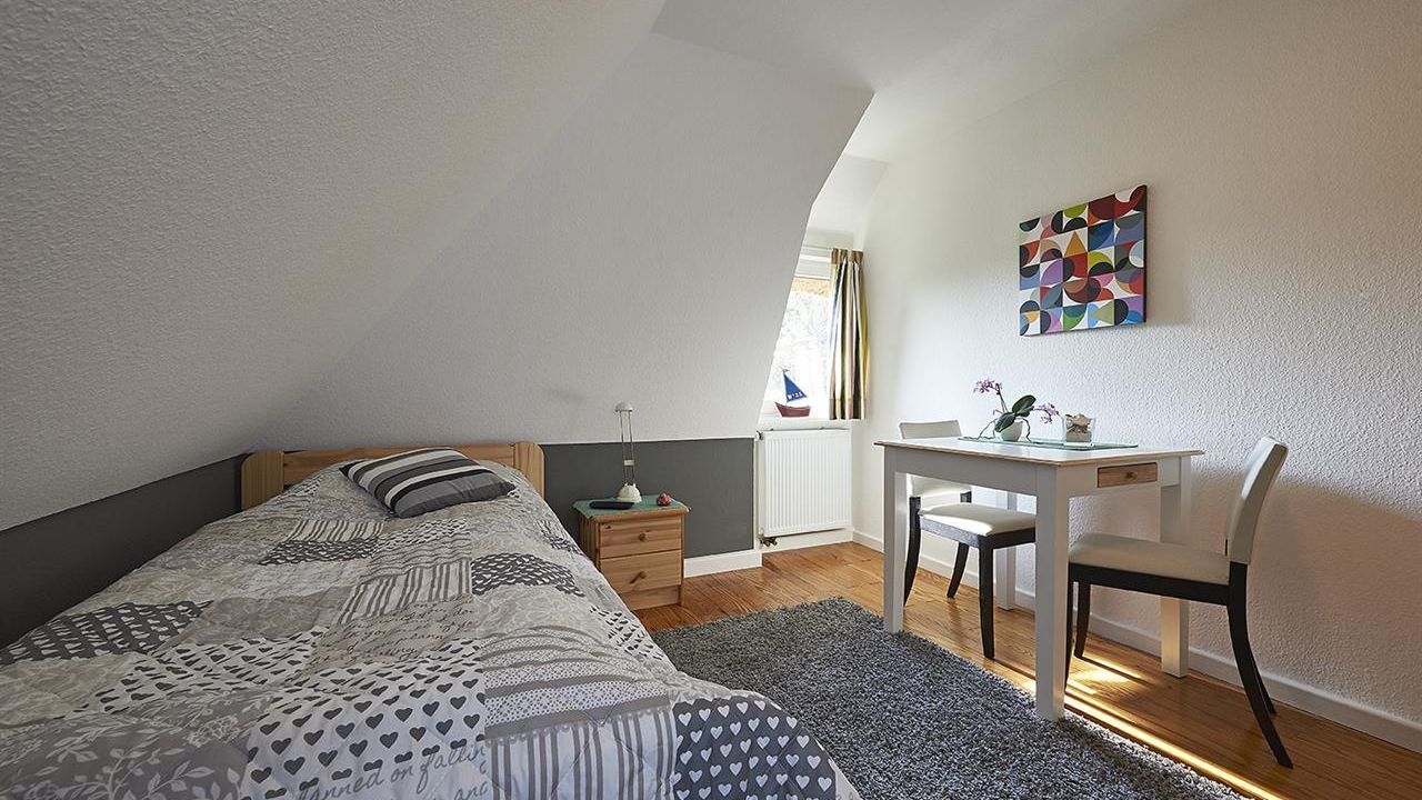 Kinderzimmer mit Tisch Kinderzimmer mit Tisch